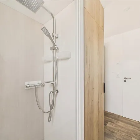 Pour 6, Avec Piscine 木屋 *